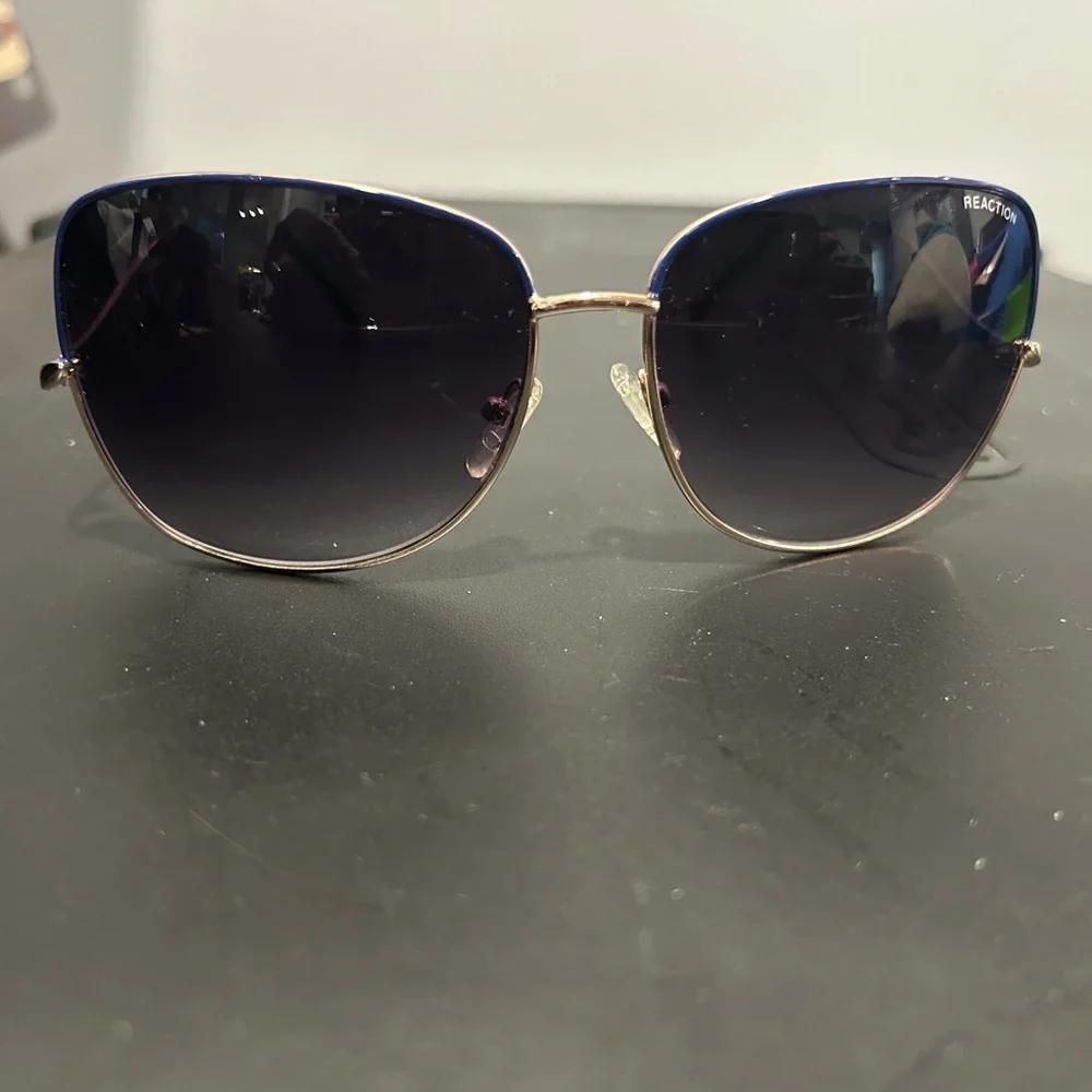Kenneth Cole Reaction Gold and Blue Sunglasses Timeless Design - Picture 2 of 10